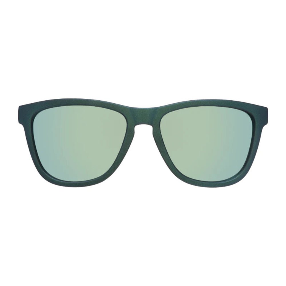 Óculos de sol verde cromado unissex com armação quadrada e lente verde espelhada, polarizada com proteção UV400. O acessório é leve, confortável e não escorrega ou pula no rosto ao realizar esportes.