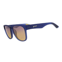 Óculos de sol Goodr Brasil modelo BFG com armação azul fosca e lentes âmbar polarizadas em vista lateral.