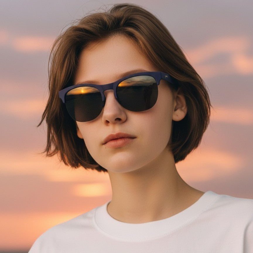 Óculos de sol Goodr Full Sail Frenzy com armação azul marinho e lentes polarizadas espelhadas prata.