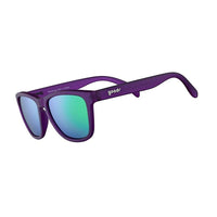 Óculos de sol Goodr Brasil Gardening with a Kraken com armação roxa e lentes polarizadas verdes espelhadas.
