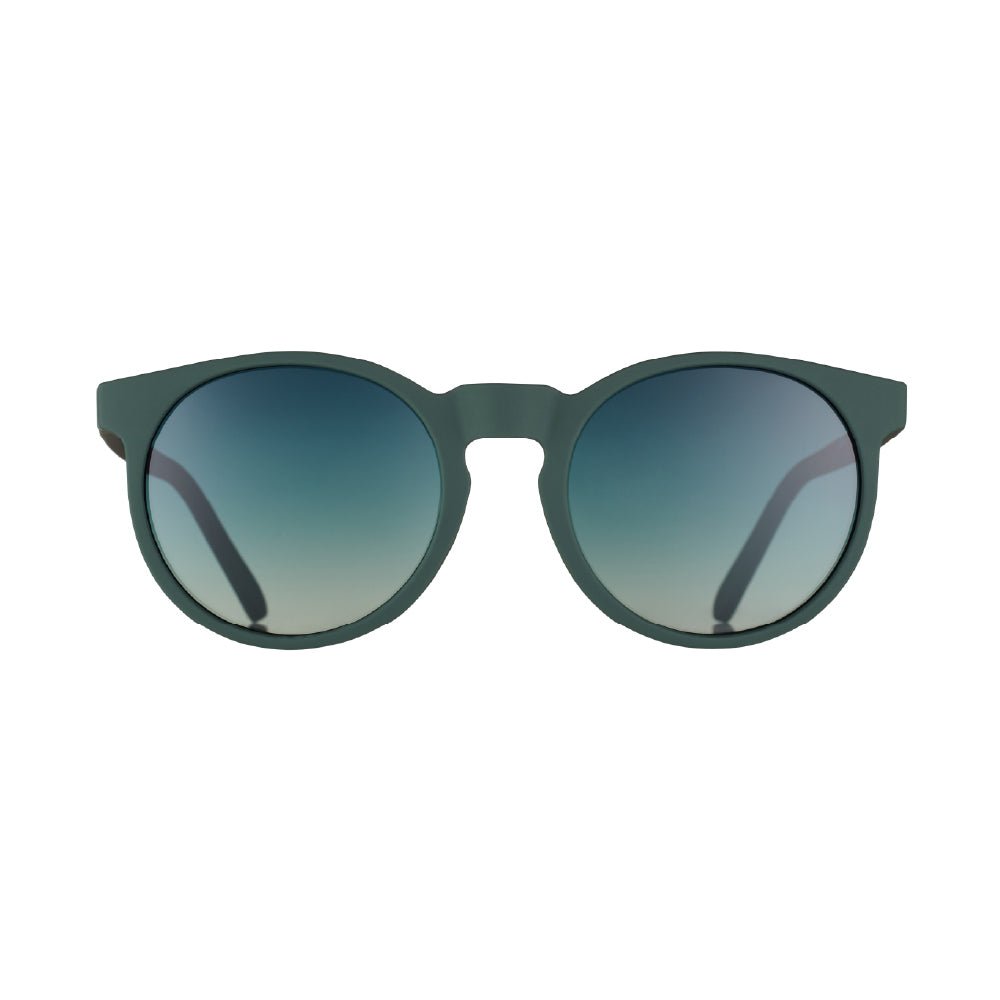 Óculos de sol verde oliva unissex com armação redonda e lente verde oliva degradê não refletiva, polarizada com proteção UV400. O acessório é leve, confortável e não escorrega ou pula no rosto ao realizar esportes.