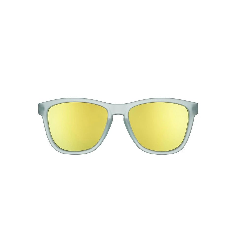 Óculos de sol verde unissex com armação quadrada e lente amarela espelhada, polarizada com proteção UV400. O acessório é leve, confortável e não escorrega ou pula no rosto ao realizar esportes.
