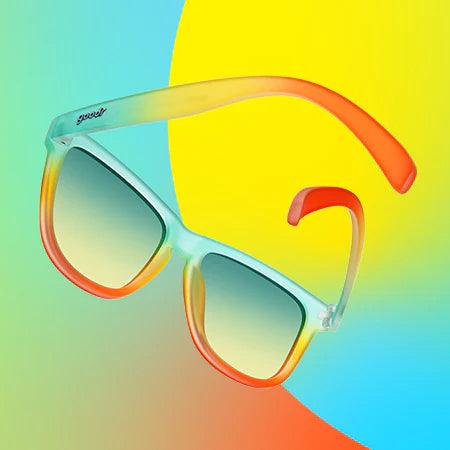 Óculos de sol verde-aramelo degradê unissex com armação quadrada e lente amarela não refletiva, polarizada com proteção UV400. O acessório é leve, confortável e não escorrega ou pula no rosto ao realizar esportes.