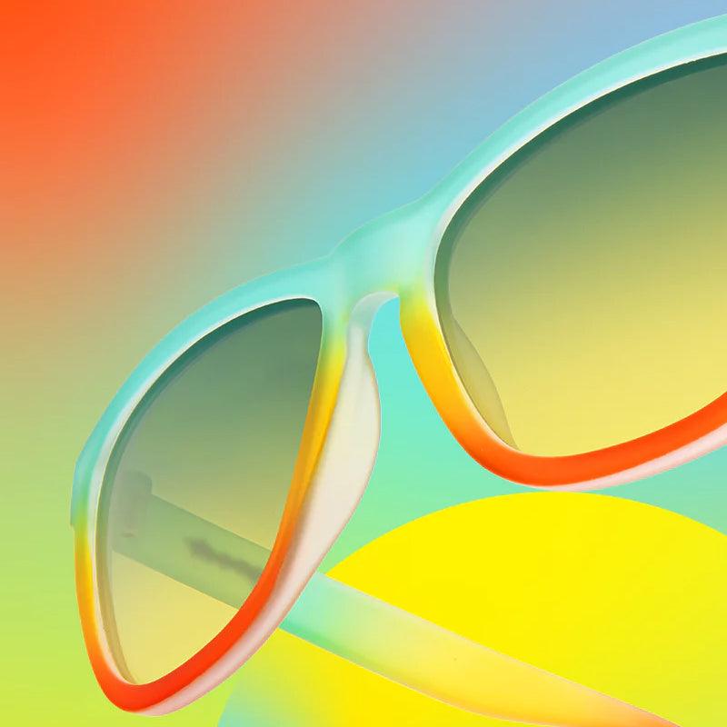 Óculos de sol verde-aramelo degradê unissex com armação quadrada e lente amarela não refletiva, polarizada com proteção UV400. O acessório é leve, confortável e não escorrega ou pula no rosto ao realizar esportes.