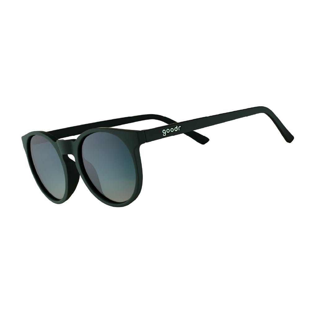 Óculos de sol verde oliva unissex com armação redonda e lente verde oliva degradê não refletiva, polarizada com proteção UV400. O acessório é leve, confortável e não escorrega ou pula no rosto ao realizar esportes.