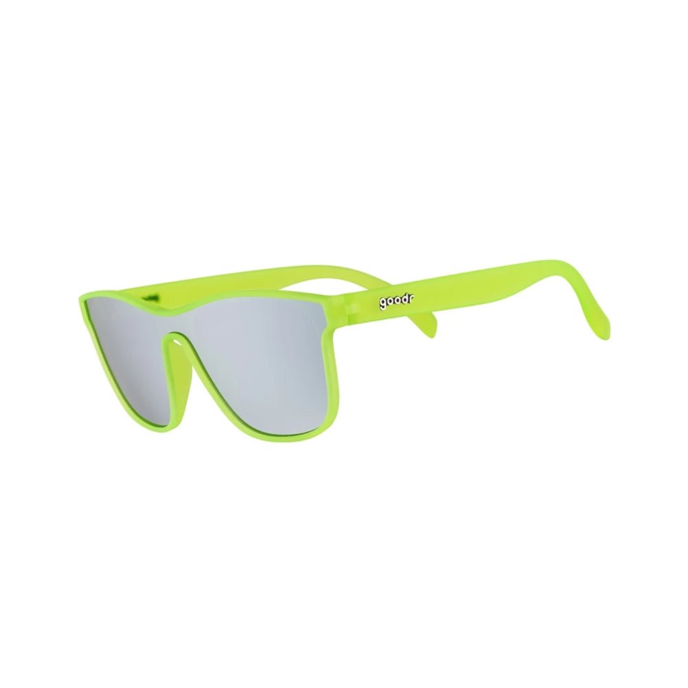 Óculos de sol verde unissex com armação quadrada e lente única cinza espelhada, polarizada com proteção UV400. O acessório é leve, confortável e não escorrega ou pula no rosto ao realizar esportes.