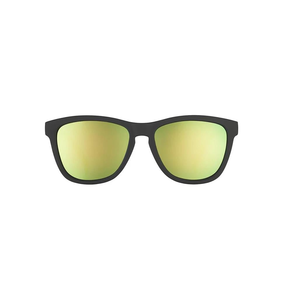 Óculos de sol preto unissex com armação quadrada e lente verde espelhada, polarizada com proteção UV400. O acessório é leve, confortável e não escorrega ou pula no rosto ao realizar esportes.