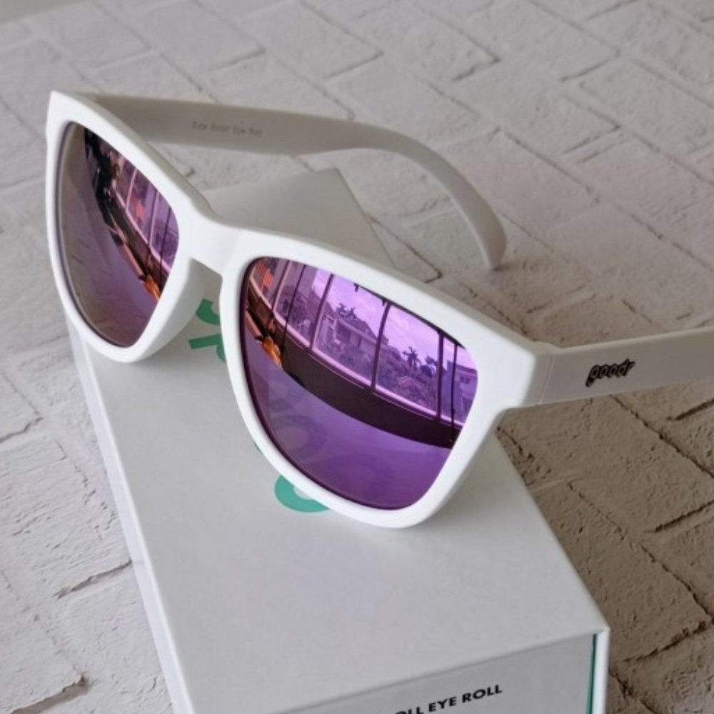 Óculos de sol branco unissex com armação quadrada e lente roxa espelhada, polarizada com proteção UV400. O acessório é leve, confortável e não escorrega ou pula no rosto ao realizar esportes.
