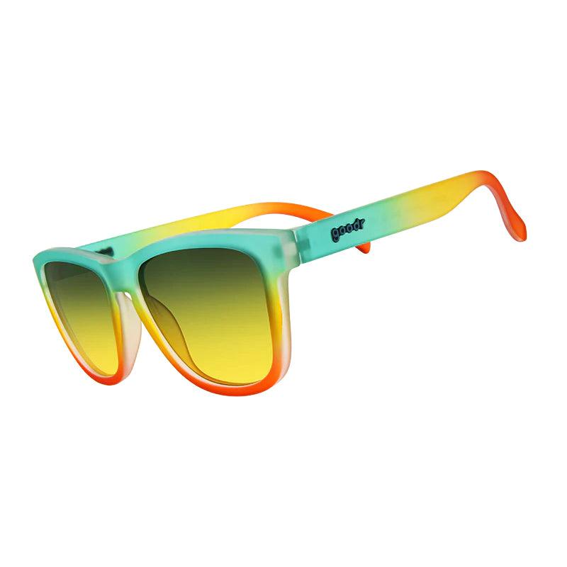 Óculos de sol verde-aramelo degradê unissex com armação quadrada e lente amarela não refletiva, polarizada com proteção UV400. O acessório é leve, confortável e não escorrega ou pula no rosto ao realizar esportes.