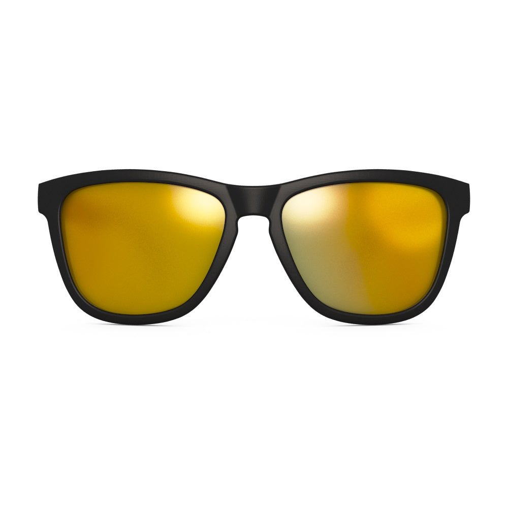 Óculos de sol preto unissex com armação quadrada e lente amarela espelhada, polarizada com proteção UV400. O acessório é leve, confortável e não escorrega ou pula no rosto ao realizar esportes.