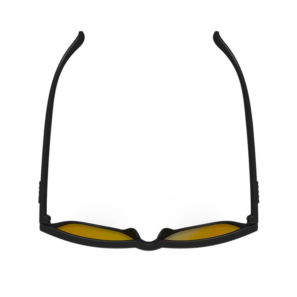 Óculos de sol preto unissex com armação quadrada e lente amarela espelhada, polarizada com proteção UV400. O acessório é leve, confortável e não escorrega ou pula no rosto ao realizar esportes.