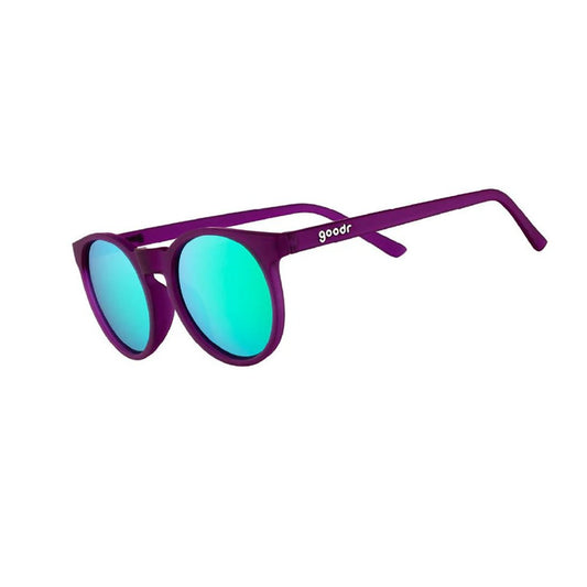 Óculos de sol roxo unissex com armação redonda e lente verde espelhada, polarizada com proteção UV400. O acessório é leve, confortável e não escorrega ou pula no rosto ao realizar esportes.