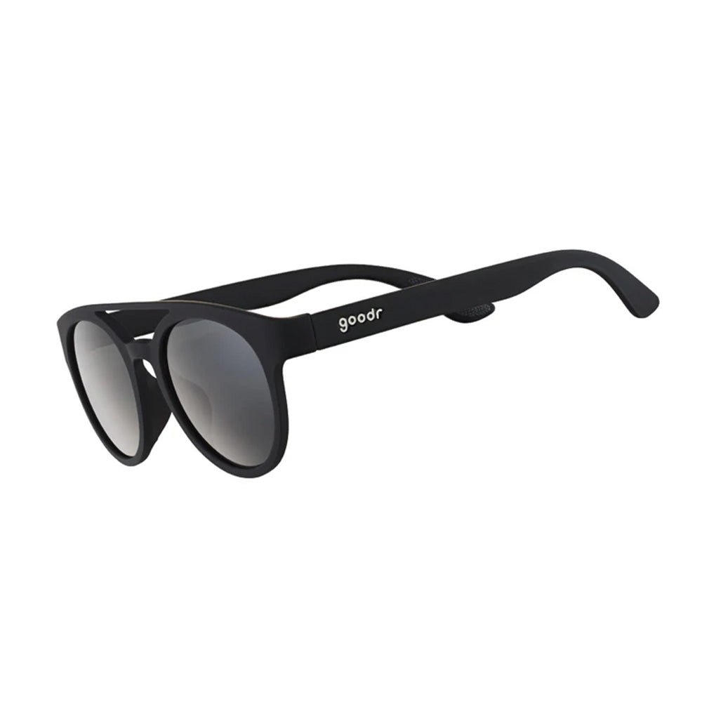 Óculos de sol preto unissex com armação redonda e lente preta não refletiva, polarizada com proteção UV400. O acessório é leve, confortável e não escorrega ou pula no rosto ao realizar esportes.
