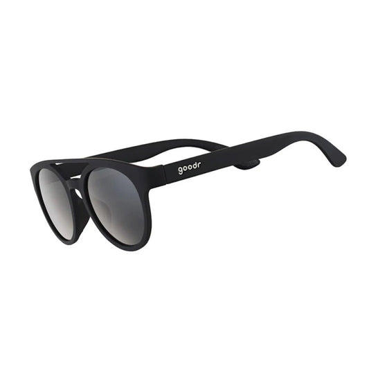 Óculos de sol preto unissex com armação redonda e lente preta não refletiva, polarizada com proteção UV400. O acessório é leve, confortável e não escorrega ou pula no rosto ao realizar esportes.