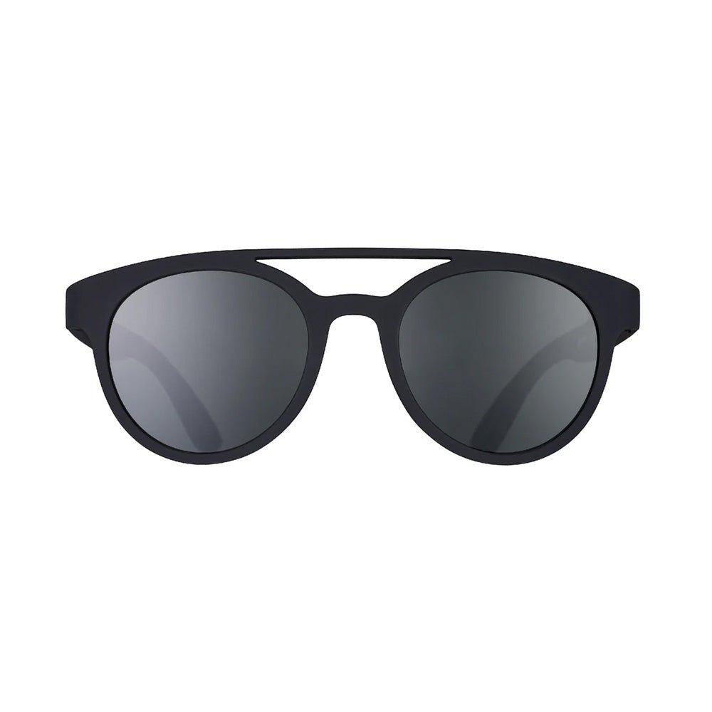 Óculos de sol preto unissex com armação redonda e lente preta não refletiva, polarizada com proteção UV400. O acessório é leve, confortável e não escorrega ou pula no rosto ao realizar esportes.