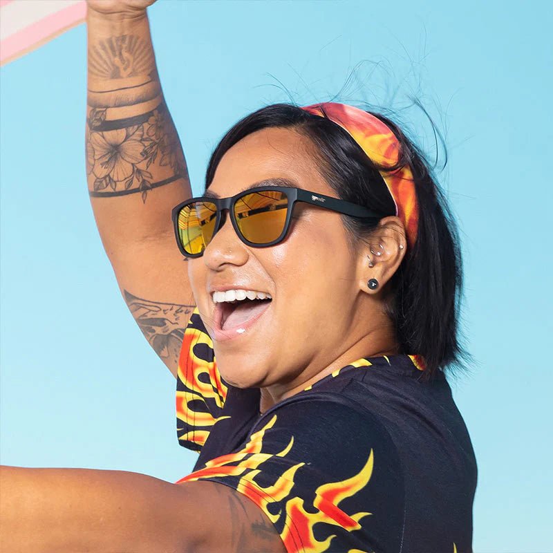 Óculos de sol preto unissex com armação quadrada e lente amarela espelhada, polarizada com proteção UV400. O acessório é leve, confortável e não escorrega ou pula no rosto ao realizar esportes.
