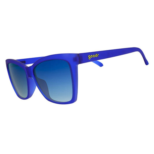 Óculos de sol azul unissex com armação gatinho e lente azul não refletiva, polarizada com proteção UV400. O acessório é leve, confortável e não escorrega ou pula no rosto ao realizar esportes.