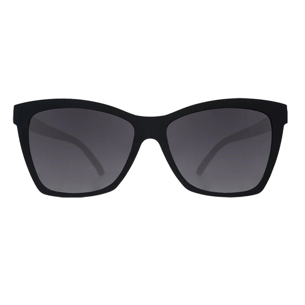 Óculos de sol preto unissex com armação gatinho e lente preta não refletiva, polarizada com proteção UV400. O acessório é leve, confortável e não escorrega ou pula no rosto ao realizar esportes.