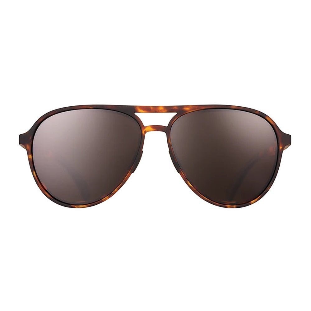 Óculos de sol Goodr Brasil modelo aviador com armação marrom tartaruga e lentes polarizadas marrons.