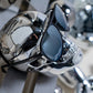 Óculos de sol aviador Goodr Brasil Add the Chrome Package com armação preta e lentes espelhadas em suporte de caveira