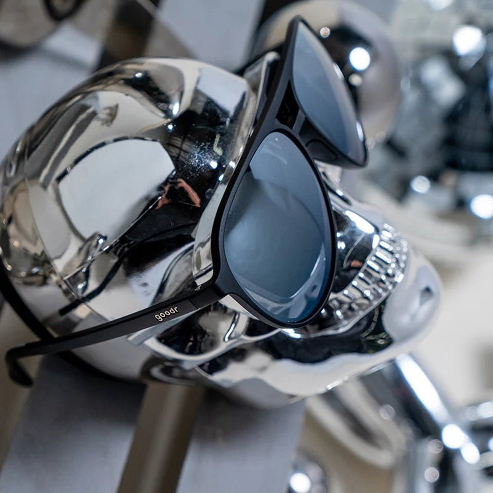 Óculos de sol aviador Goodr Brasil Add the Chrome Package com armação preta e lentes espelhadas em suporte de caveira
