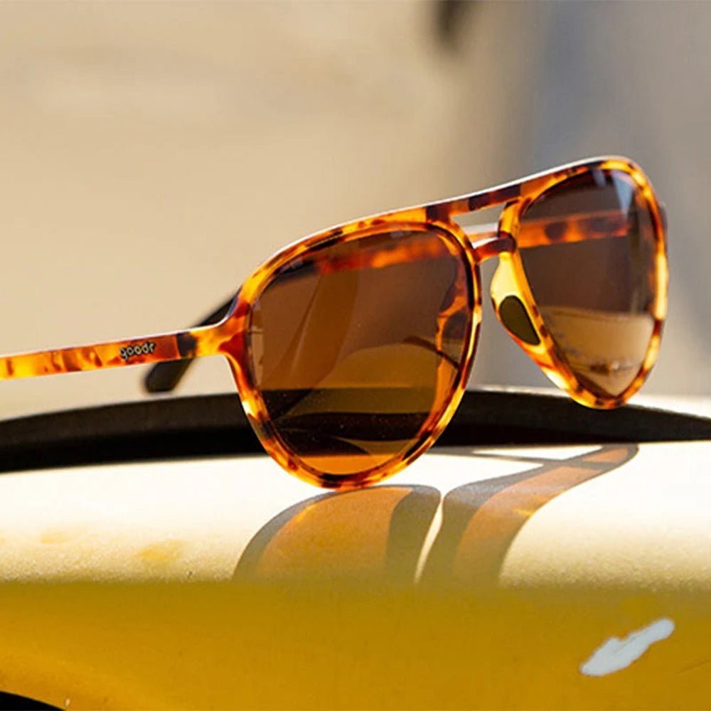 Óculos de sol Goodr Brasil modelo aviador com armação em estampa tartaruga e lentes marrons polarizadas.