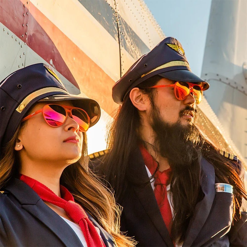 Goodr Brasil óculos aviador Captain Blunt's Red-Eye com armação vermelha e lentes rosas espelhadas em modelos pilotos