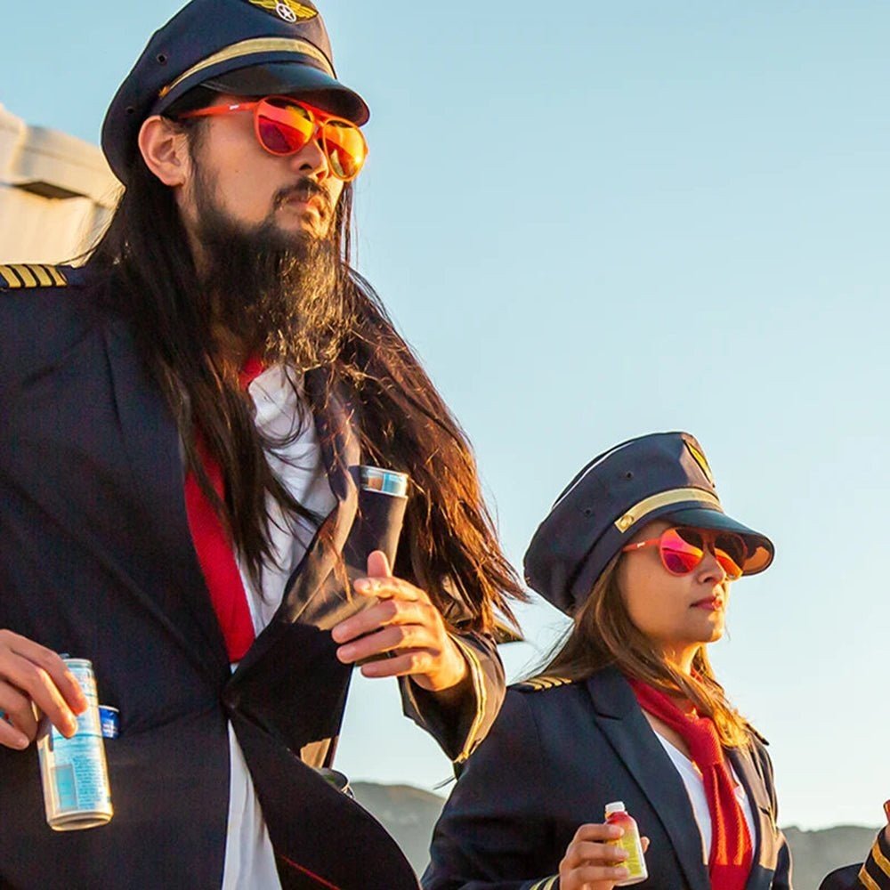 Goodr Brasil óculos aviador vermelho Captain Blunt's Red-Eye com lentes espelhadas rosas em modelos vestidos de piloto