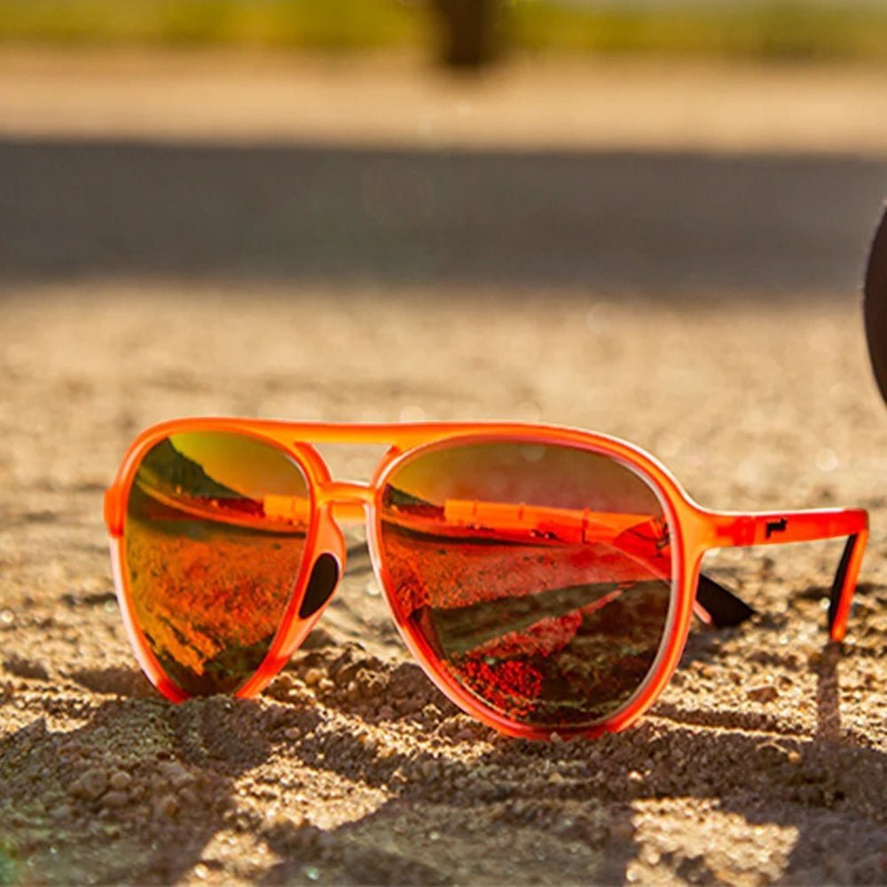 Óculos de sol Goodr Brasil aviador vermelho com lentes rosas espelhadas polarizadas e proteção UV400 em ambiente externo