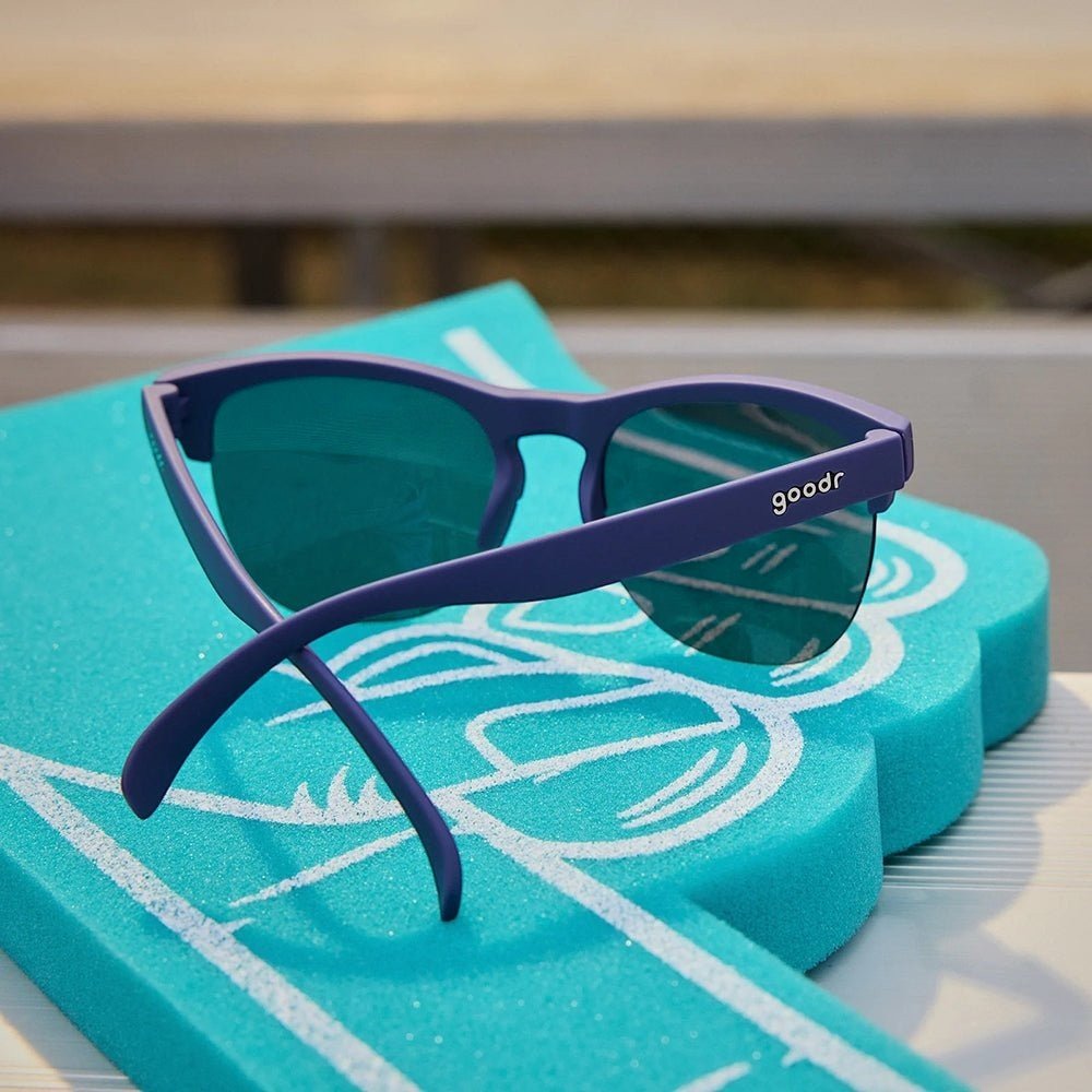 Óculos de sol Goodr Full Sail Frenzy com armação azul marinho e lentes polarizadas espelhadas.