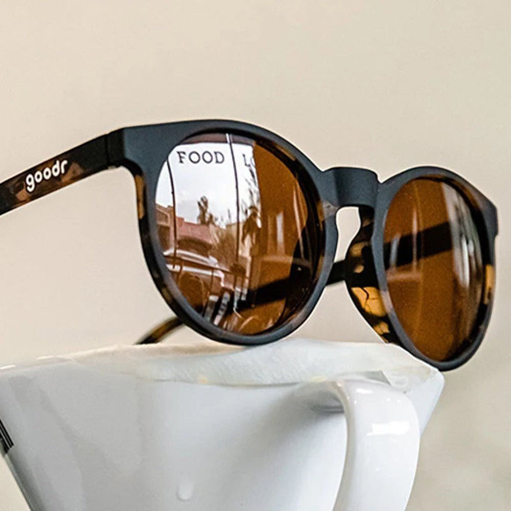 Óculos de sol Goodr Brasil Nine Dollar Pour Over redondo com armação animal print e lentes marrons polarizadas.