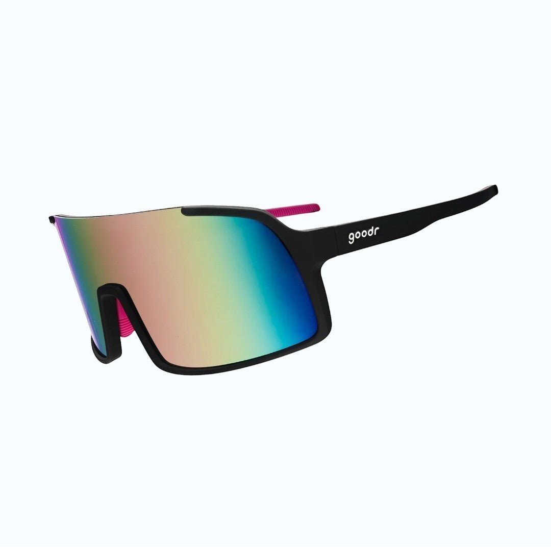 Óculos de sol esportivo Goodr Brasil modelo Astro G com armação preta e lente polarizada roxa espelhada iridescente.