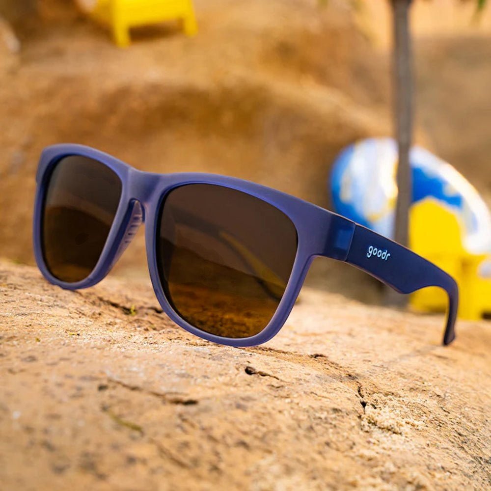Óculos de sol Goodr Brasil BFG Electric Beluga Boogaloo com armação azul fosca e lentes âmbar polarizadas.
