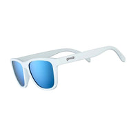 Óculos de sol Goodr Brasil Iced By Yetis com armação branca fosca e lentes espelhadas azuis polarizadas.