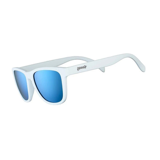 Óculos de sol Goodr Brasil Iced By Yetis com armação branca fosca e lentes espelhadas azuis polarizadas.