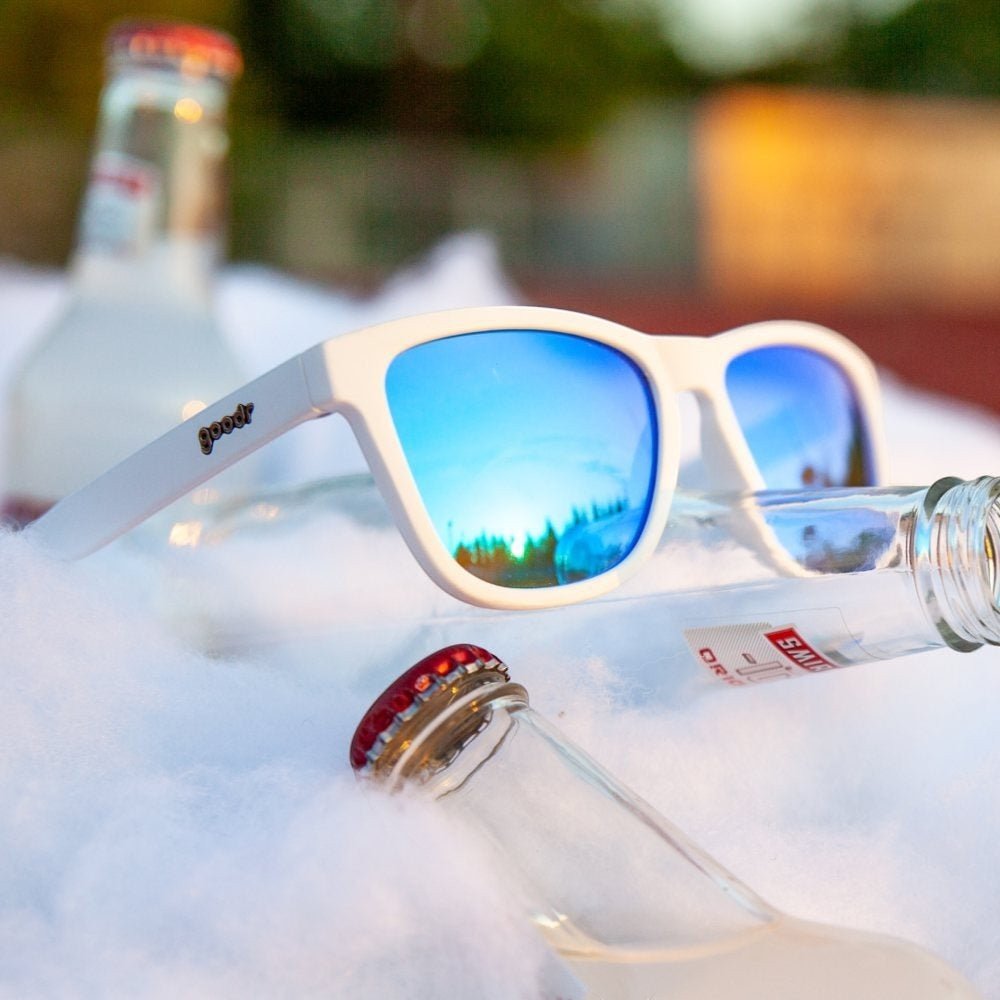 Oculos de sol Goodr Brasil Iced By Yetis com armacao branca fosca e lentes espelhadas azuis polarizadas