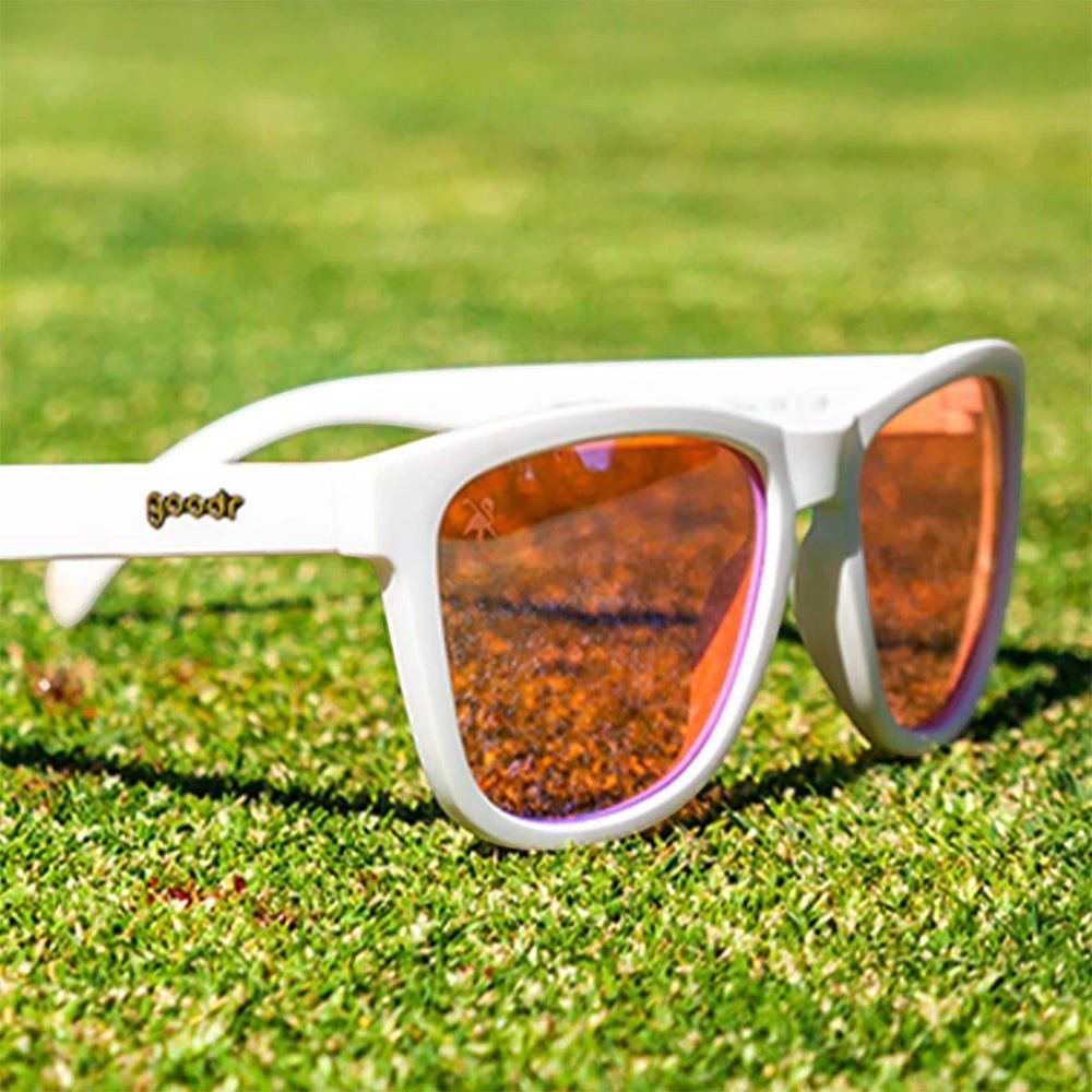 Óculos de sol Goodr Brasil Au Revoir, Gopher com armação branca, lentes rosa polarizadas e design esportivo leve.