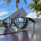 Óculos de sol Goodr Brasil modelo OG com armação cinza e lentes espelhadas polarizadas em ambiente externo.