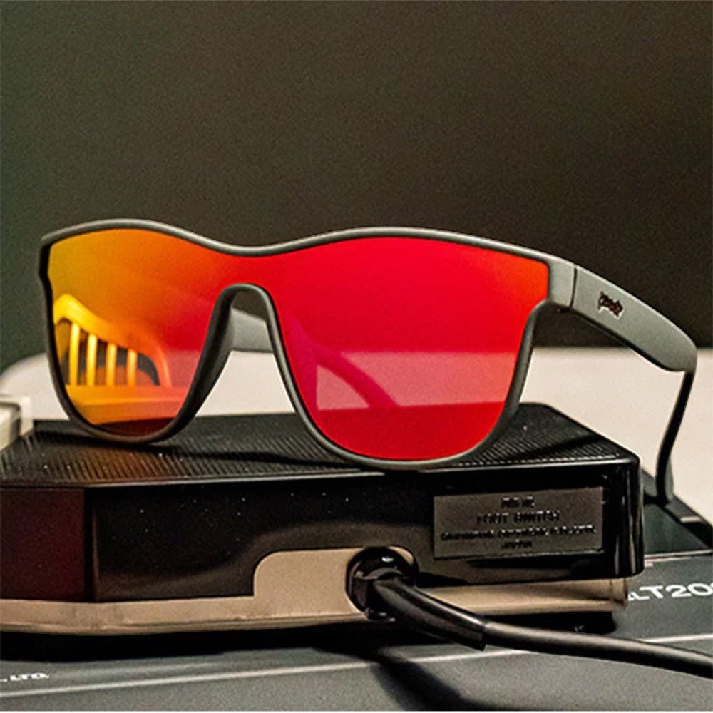 Óculos de sol Goodr Brasil Voight-Kampff Vision com armação cinza fosca e lentes espelhadas laranja polarizadas.