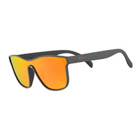 Óculos de sol Goodr Brasil Voight-Kampff Vision com armação cinza fosca e lentes laranja espelhadas polarizadas.