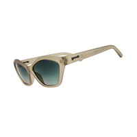 Óculos de sol Goodr Brasil modelo Dulce De Leche Luxe com armação cinza translúcida e lentes degradê verde-escuro.