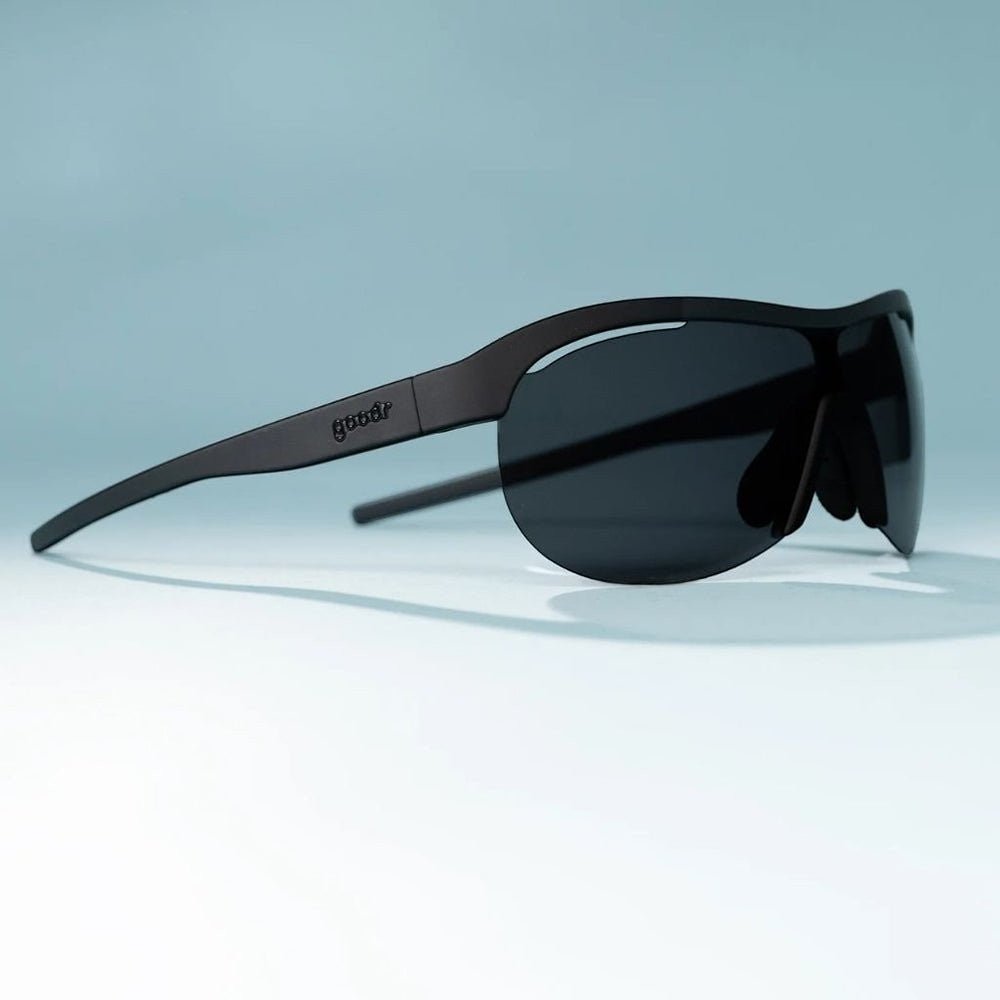 Óculos de sol Goodr Brasil pretos com design esportivo, lentes polarizadas e armação leve para corrida.