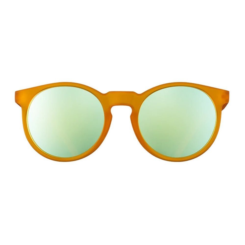 Óculos de sol Goodr Brasil redondo com armação laranja translúcida e lentes espelhadas azuis, estilo esportivo.