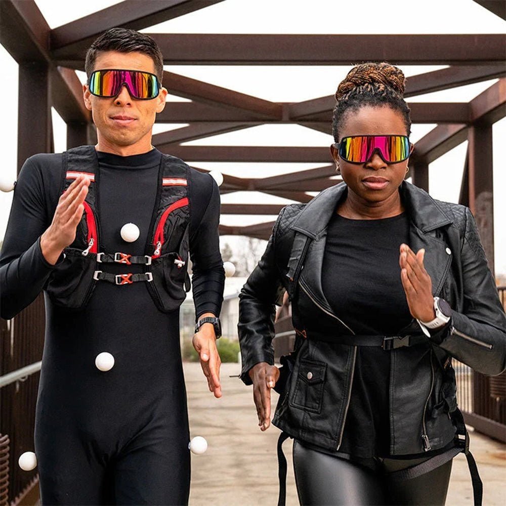 Homem e mulher correndo em ponte usando óculos de sol Goodr Brasil pretos com lentes espelhadas rosa estilo wrap