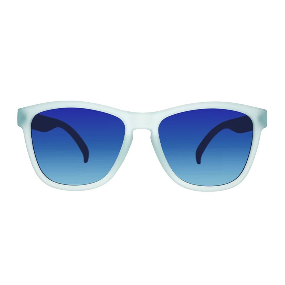 Óculos de sol Goodr Brasil modelo These Shades Are Still Trash com armação azul claro e lentes azuis polarizadas.