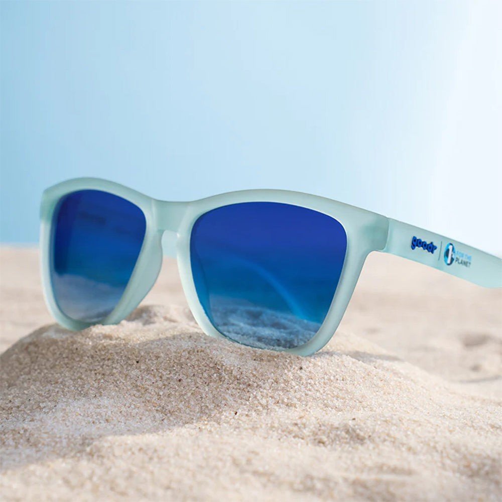 Óculos de sol Goodr Brasil modelo These Shades Are Still Trash com armação azul claro e lentes azuis polarizadas.