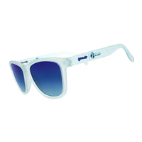 Óculos de sol Goodr Brasil modelo These Shades Are Still Trash com armação azul claro e lentes azuis polarizadas.