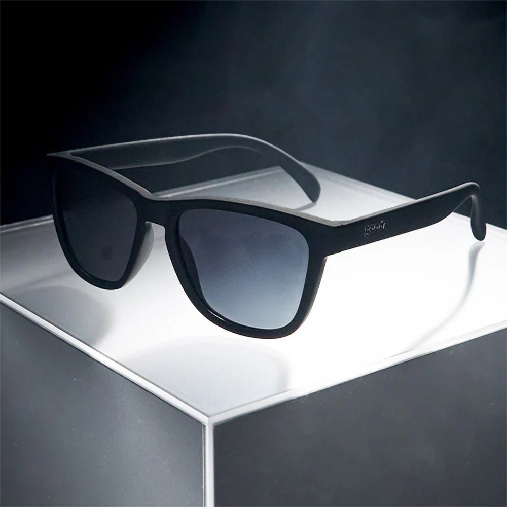Óculos de sol Goodr Brasil modelo A Unicorn's Calamity com armação e lentes pretas polarizadas, design esportivo.