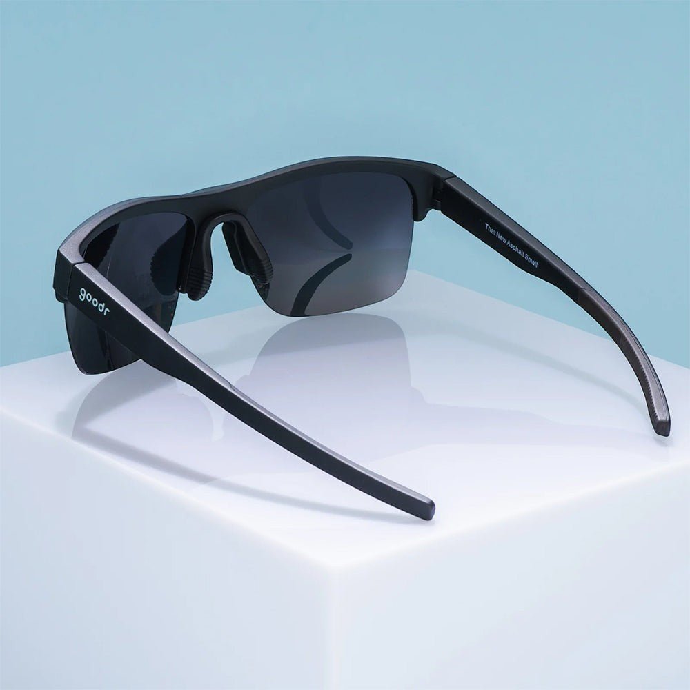 Óculos de sol esportivo Goodr Brasil modelo That New Asphalt Smell com armação preta e lentes polarizadas degradê.