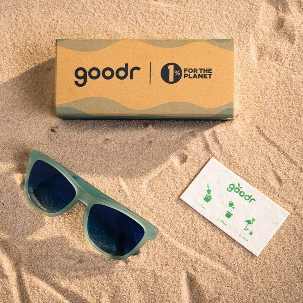 Óculos de sol Goodr Brasil azul claro com lentes polarizadas, caixa sustentável e sementes para plantar na areia.